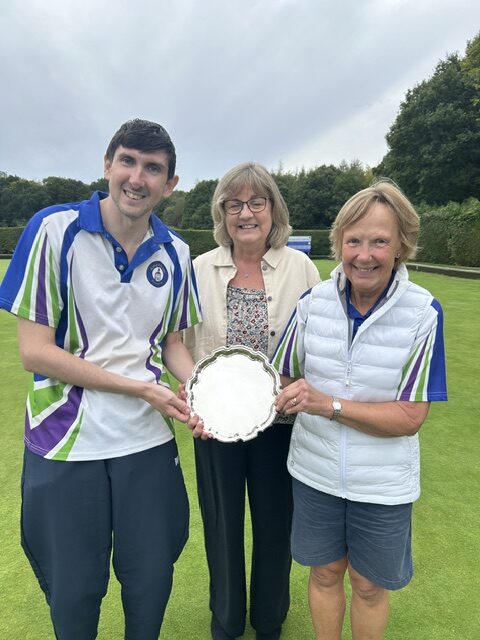 The new Ann Parker Plate was awarded on Friday afternoon. Annette Dealey, Ann’sdaughter came along to present the trophy for the first time to winners, Diane Hilsdon and Paul Reynolds. 