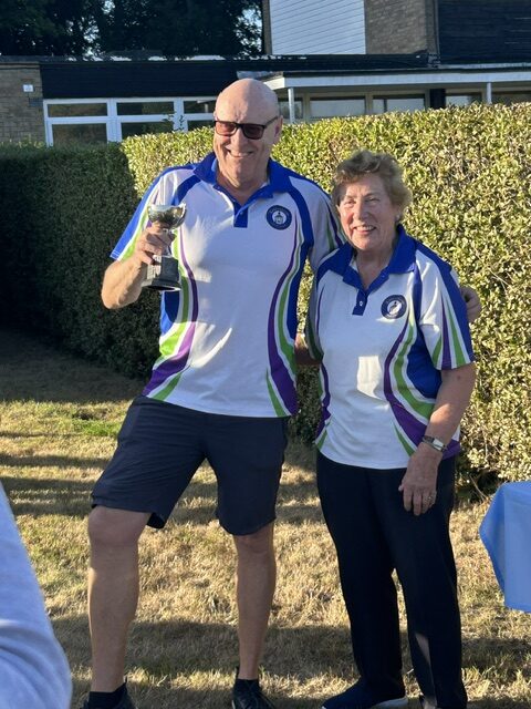 Men's Novices winner David Fryman receives the trophy from Anne Begley. Ralph Hilsdon was runner up.