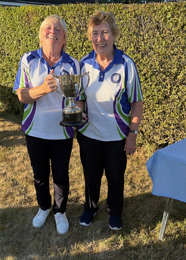 Ladies Handicap winner, Delia Panter receives the trophy from Club President, Anne Begley. Pauline Shepherd was runner up.